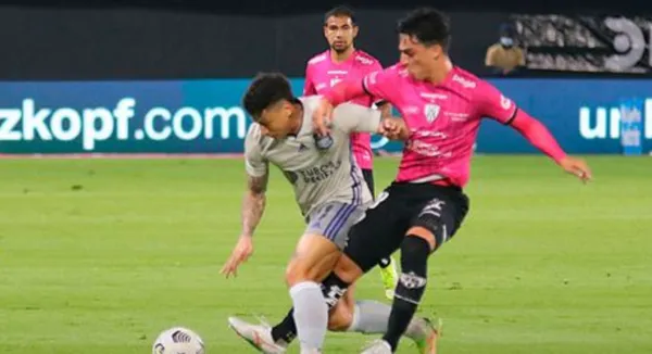 Se publicaron los audios del VAR en el partido entre Emelec e Independiente del Valle y en la jugada del codazo de Landazuri a Joao Rojas es inexplicable lo que dicen los árbitros