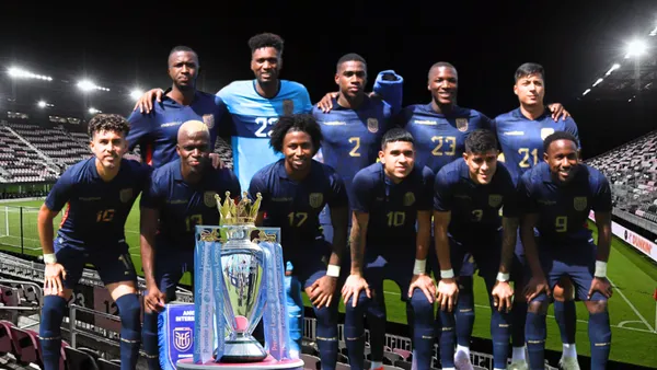 Selección Ecuador, trofeo Premier League. Foto tomada de: La Tri