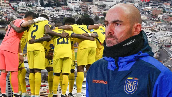 Selección ecuatoriana y Félix Sánchez en el Estadio Olímpico Atahualpa (Foto tomada de: Wikipedia/Gol TV/AFP)