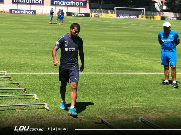 Sus compañeros le hicieron el clásico túnel