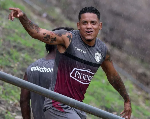 Sus compañeros lo recibieron en la concentración del equipo