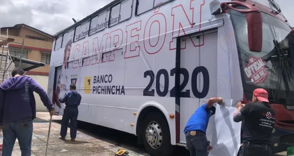 Todos recuerdan el bus con la frase de campeón que en el 2020 Liga de Quito no pudo utilizar