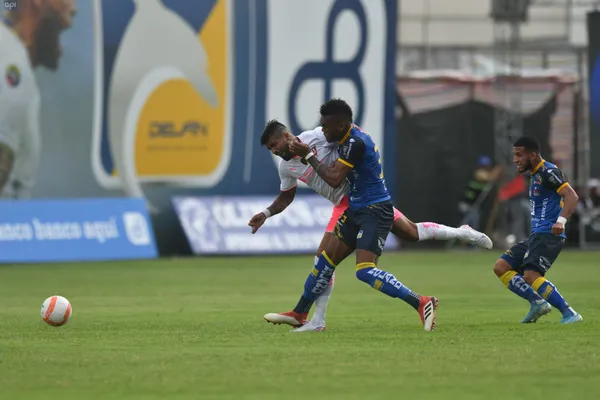 Tras finalizar el cotejo la plantilla de Liga de Quito hizo un pasillo de honor que no fue Delfín