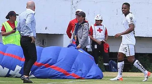 Tras la expulsión del Toño ante Aucas hubo fuerte cruce de palabras entre el DT y el jugador