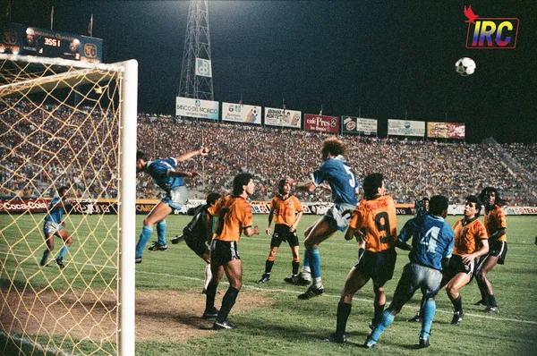 Tuvieron que pasar décadas para que esto sucediera, la ultima vez estuvieron Barcelona SC y Emelec, pero mira cual fue el otro equipo.