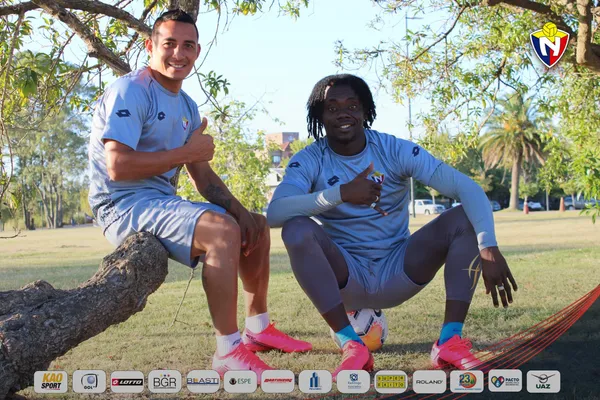 Un auto particular de Paredes en el Rojo