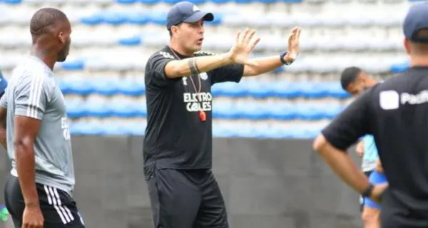 Un entrenador que le hizo jugar bien a Emelec está desesperado por ver el trabajo flojo de Rescalvo y tomaría el timón sin dudarlo