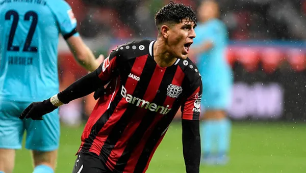 Una de las sorpresas de la jornada fue ver a Piero Hincapié en la banca de suplentes del Bayer Leverkusen