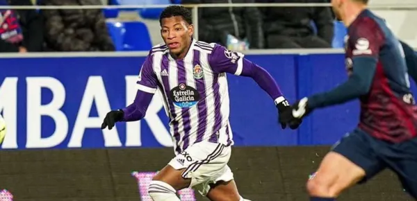 Vicente Jaime el jugador de la polémica de Independiente del Valle con Liga de Quito es quién acompañaba a Gonzalo Plata