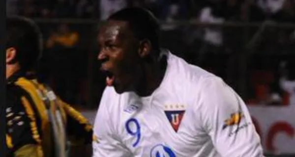 Walter Calderón no ha dejado el fútbol. El delantero fue campeón de la Sudamericana y Recopa con Liga de Quito