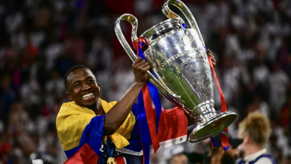 Willan Pacho ha hecho un gran trabajo con el PSG, pero no lo ponen como el mejor central del mundo