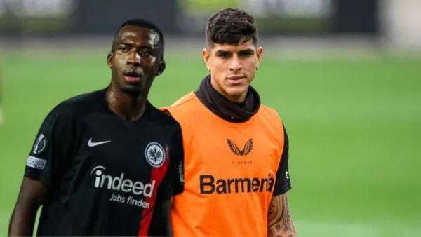 William Pacho no pudo y salió goleado contra el Bayer Leverkusen