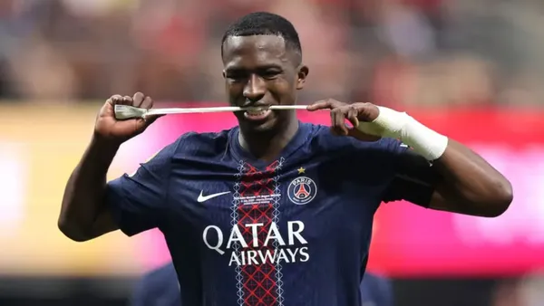 Willian Pacho regaló el balón a un rival y casi termina en gol, pero el balón golpeó en el poste