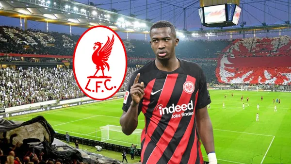 Willian Pacho señalando, escudo del Liverpool. Foto tomada de: Ecuavisa/PESLogos