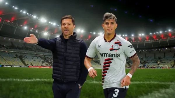 Xabi Alonso dándole indicaciones a Piero Hincapié