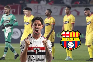 Alexandre Pato con el buzo de Sao Paulo, de fondo los jugadores del BSC. 