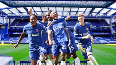 Moisés Caicedo y todo Chelsea festejando el gol. Foto tomada de: Chelsea