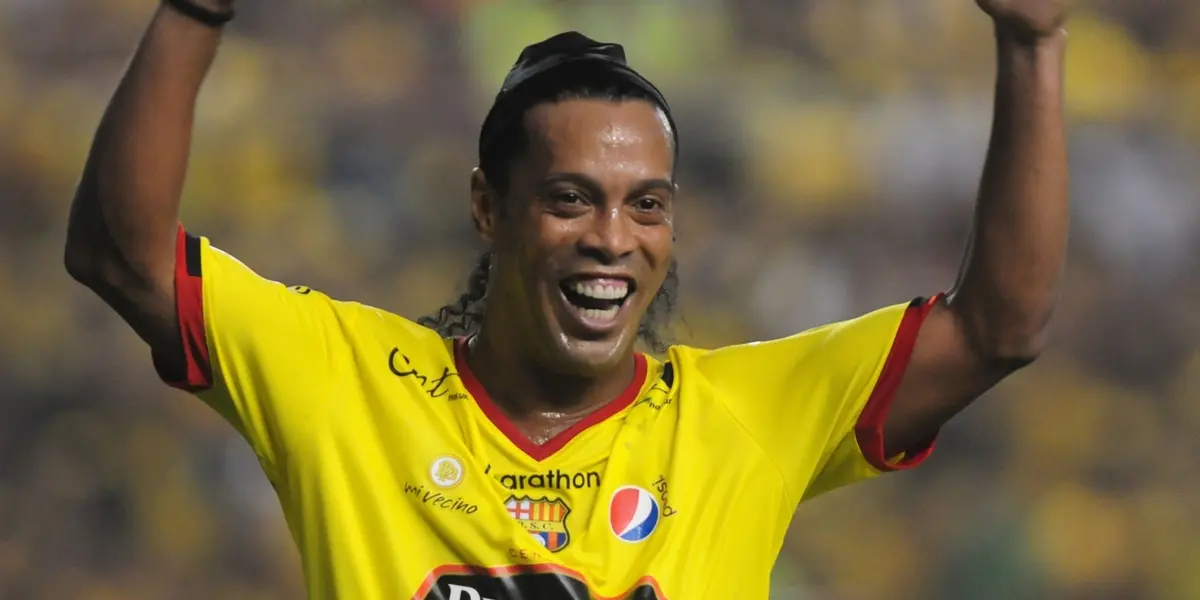 Ronaldinho se puso la camiseta de Barcelona SC en la Noche Amarilla y ahora mira dónde fue a parar