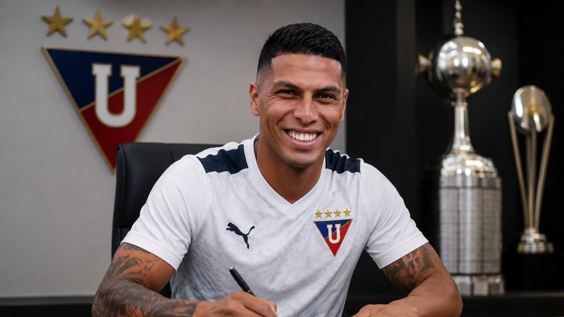 Luis Fernando León firmando con LDU