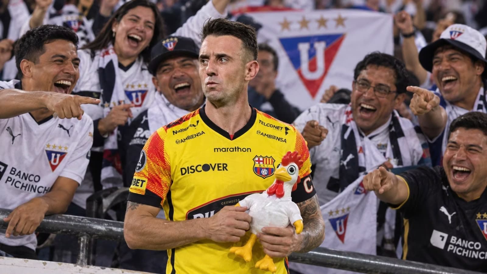 Damián Díaz como jugador de Barcelona SC entre los hinchas LDU