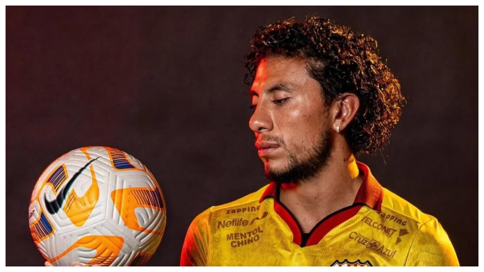 Joao Rojas y un balón