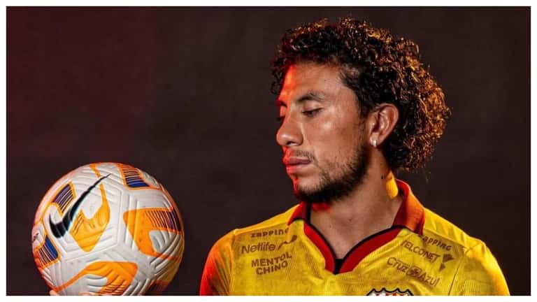 Joao Rojas trabaja en su fundación mientras está lesionado
