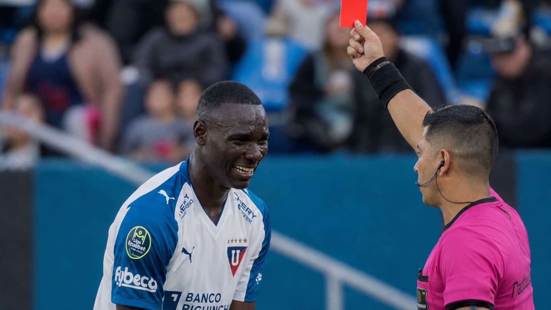 Janner Corozo con la camiseta de LDU