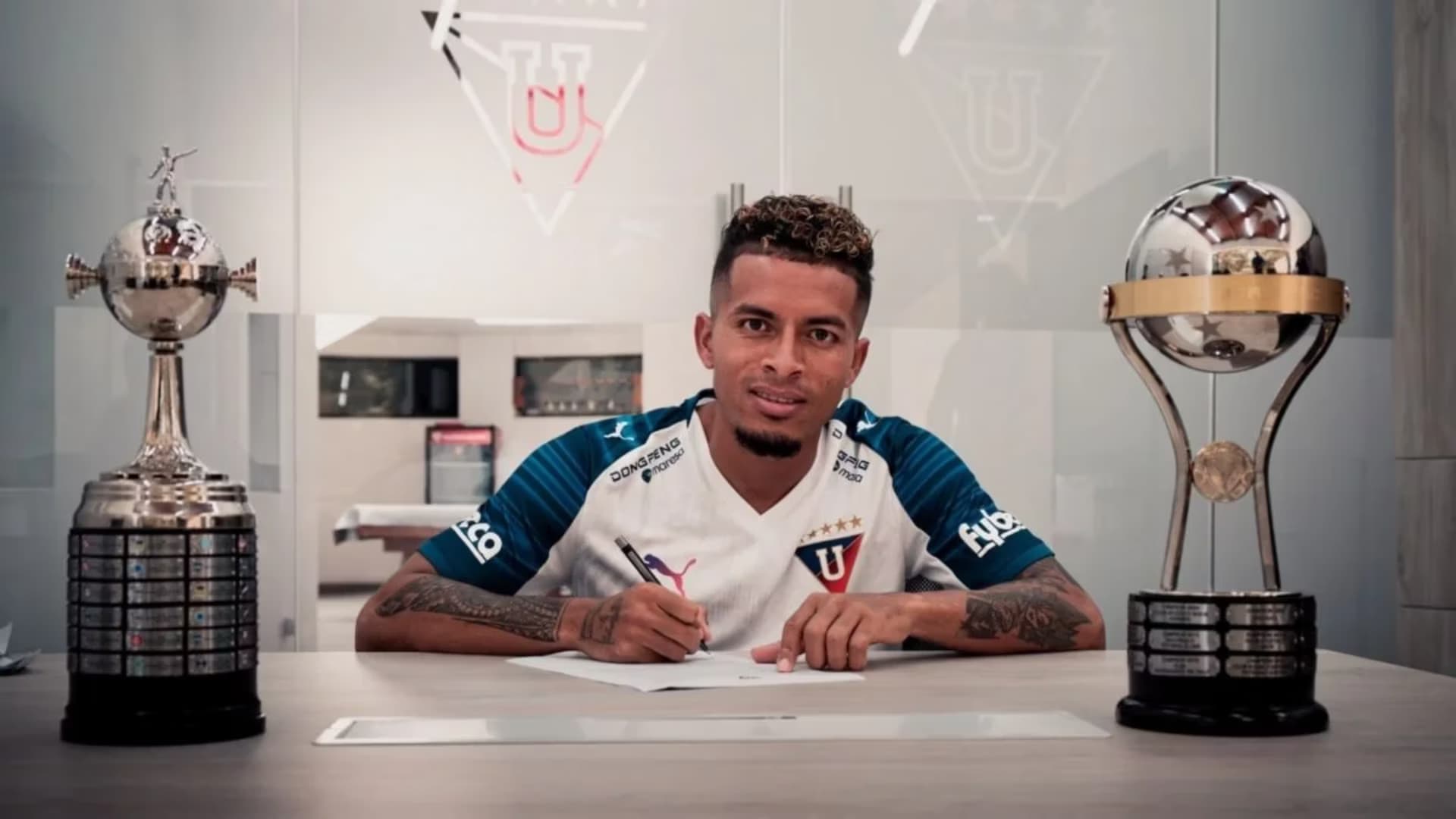 Kevin Velasco firmando con LDU