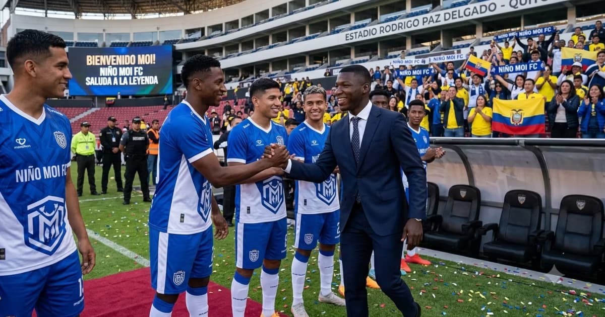 Moisés Caicedo salundo a jugadores de su equipo