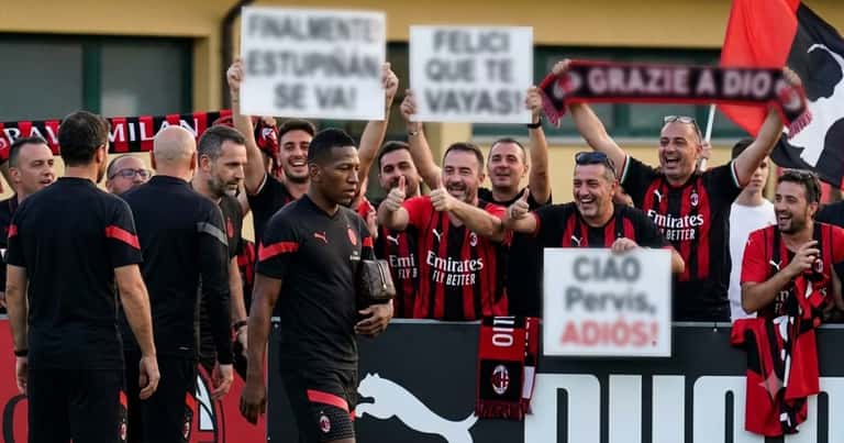 La salida de Pervis Estupiñán desata elogios entre los hinchas del AC Milan
