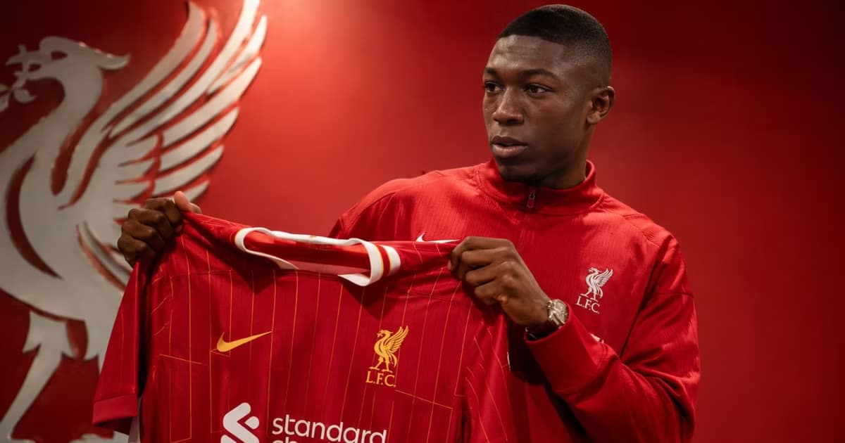 Joel Ordóñez con la camiseta del Liverpool