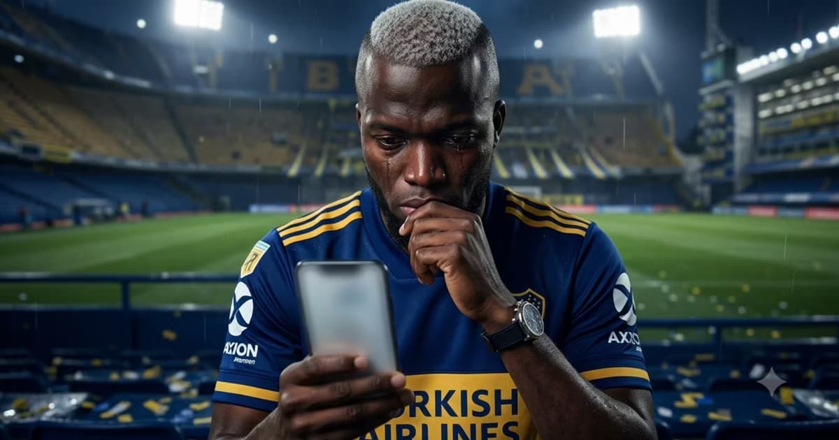 Enner Valencia viendo su celular