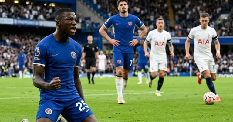 (VIDEO) Parece enemigo: Moisés Caicedo recuperó el balón pero Pedro Neto lo regaló al rival
