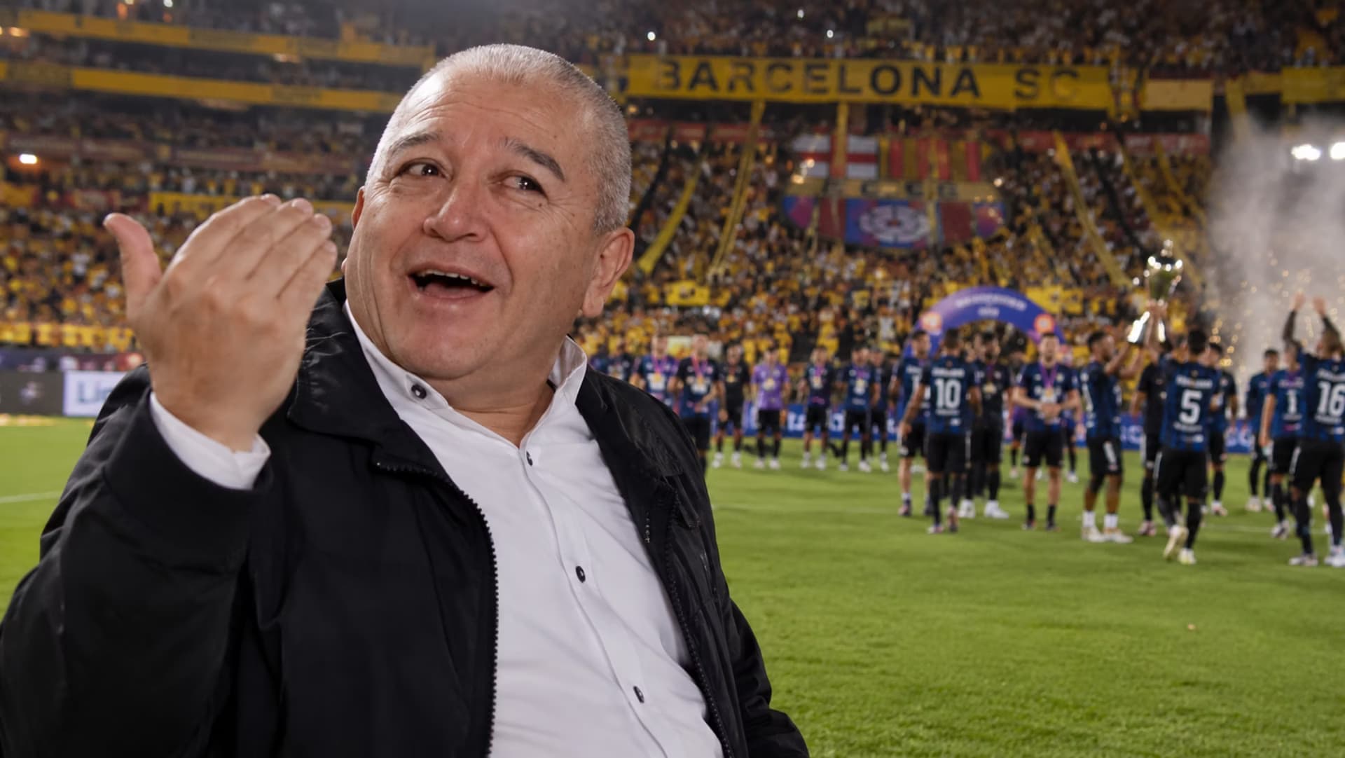 Luis Miguel Baldeón en el estadio Monumental y los jugadores de IDV en el estadio