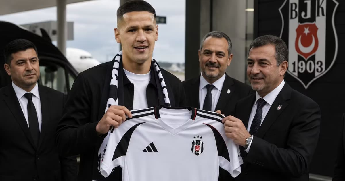 Alex Arce con la camiseta del Besiktas