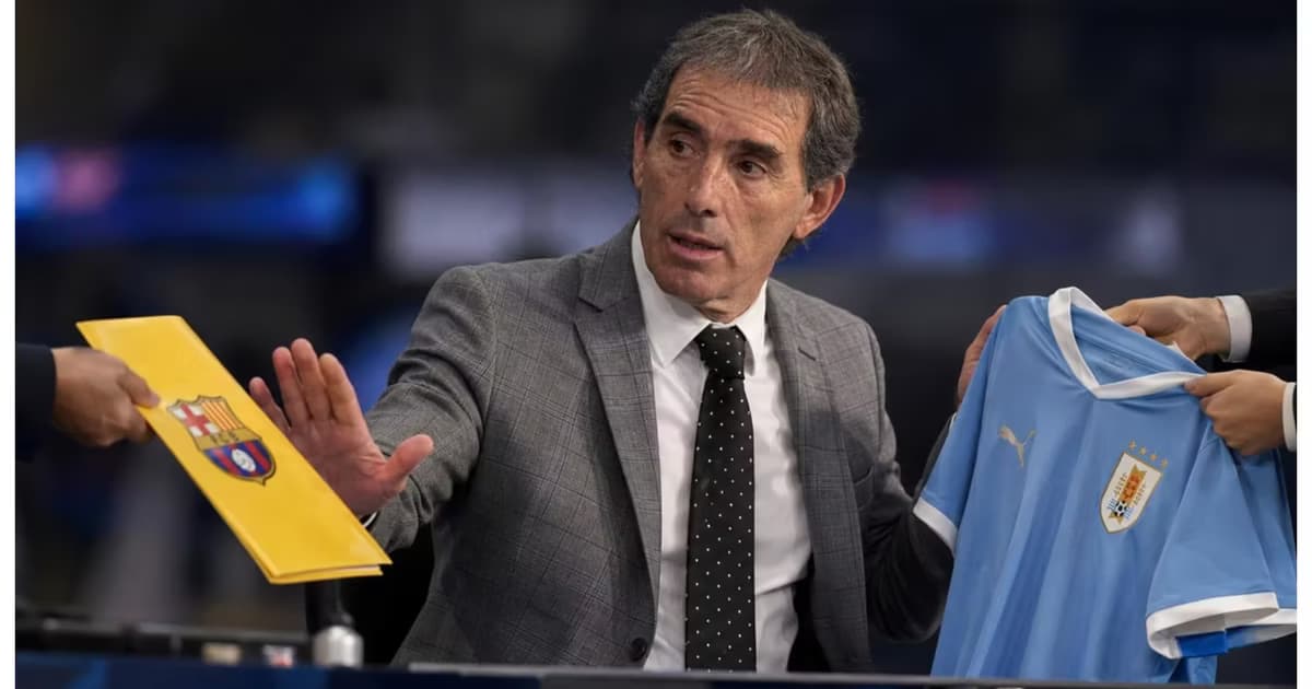 Guillermo Almada con la camiseta de Uruguay en la mano