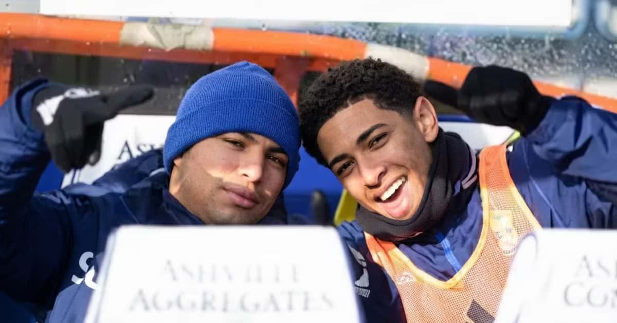 Jude Bellingham y Jefferson Montero en el banco de suplentes