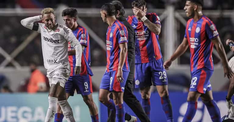 (VIDEO) Neymar mostró su humildad y hasta regaló sus zapatos a los jugadores de San Lorenzo