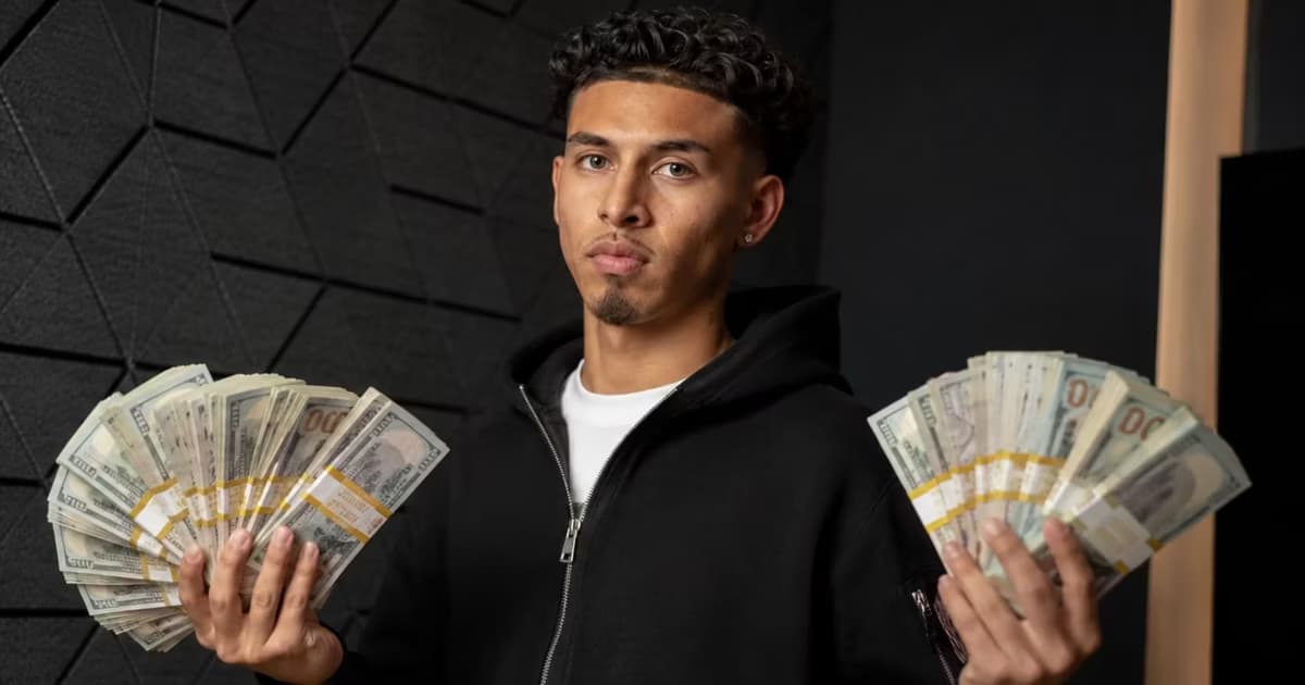 Jeremy Sarmiento con dinero en las manos