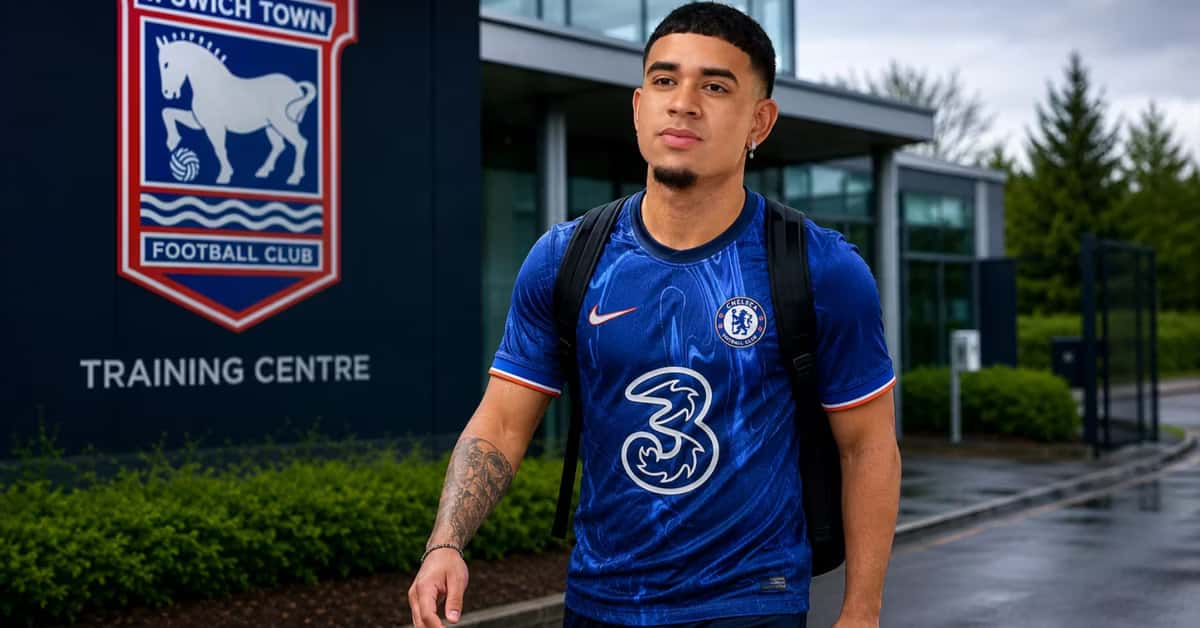 Kendry Páez con camiseta del Chelsea y con su mochila