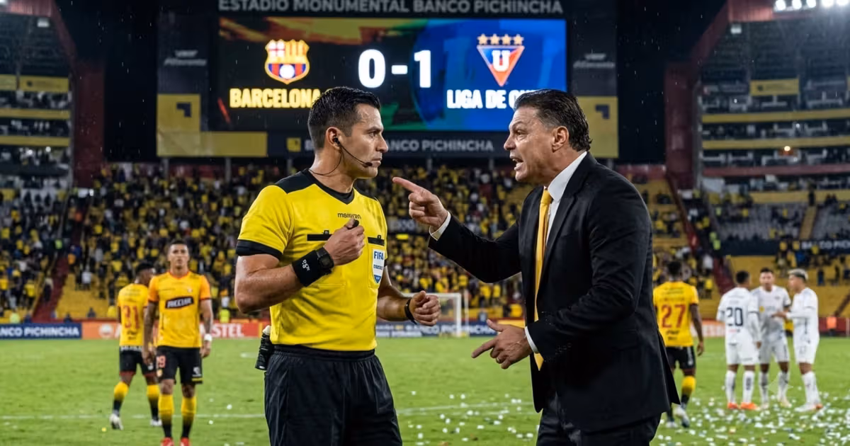 Alfaro Moreno enojado con el arbitro