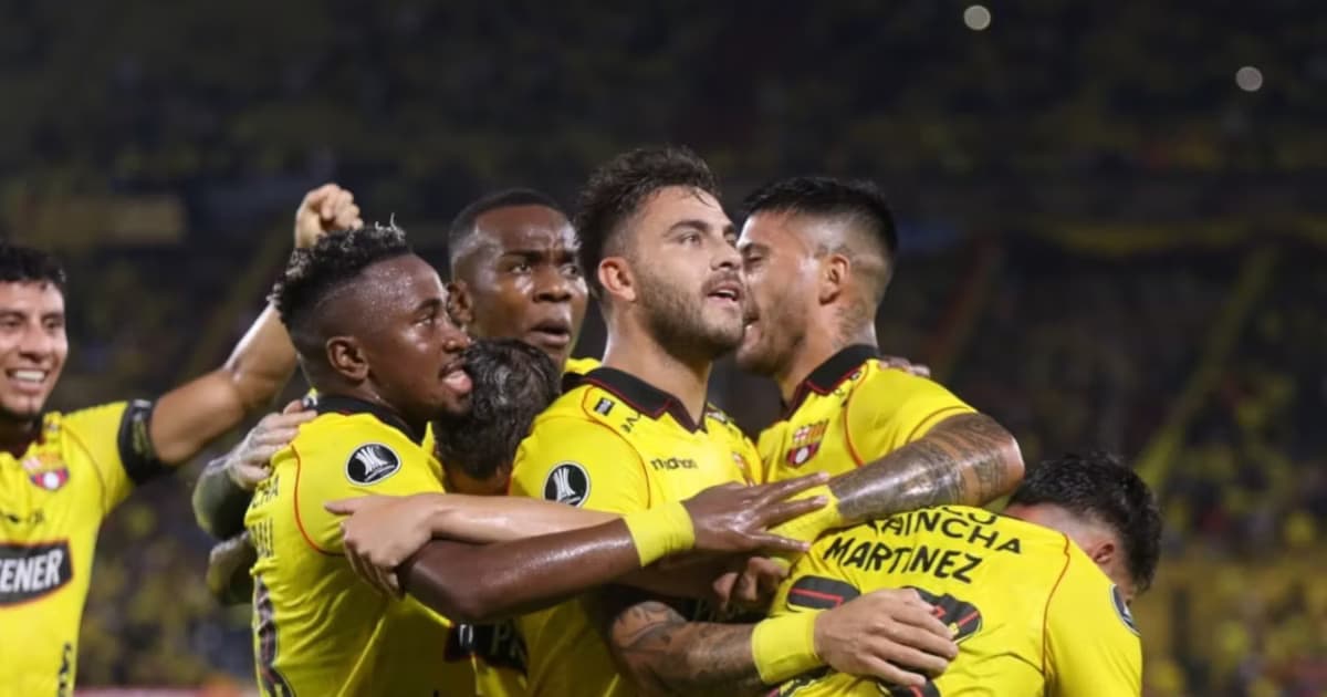Jugadores de Barcelona SC abrazados