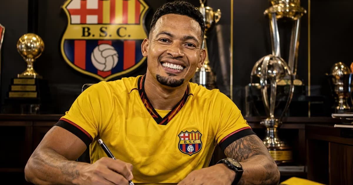 José Contreras firmando un contrato