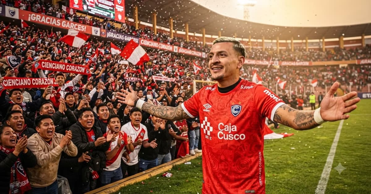 Carlos Garcés con la hinchada de Cienciano