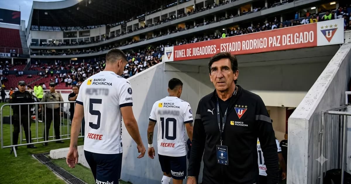 Gustavo Costas como DT de LDU junto a dos jugadores