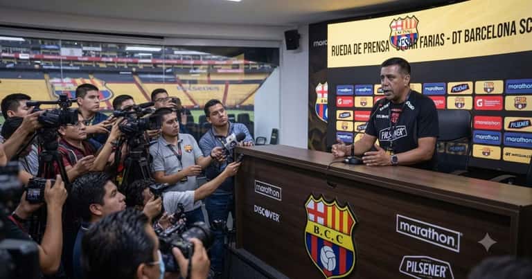 César Farías fue tajante sobre su futuro y descartó dejar Barcelona