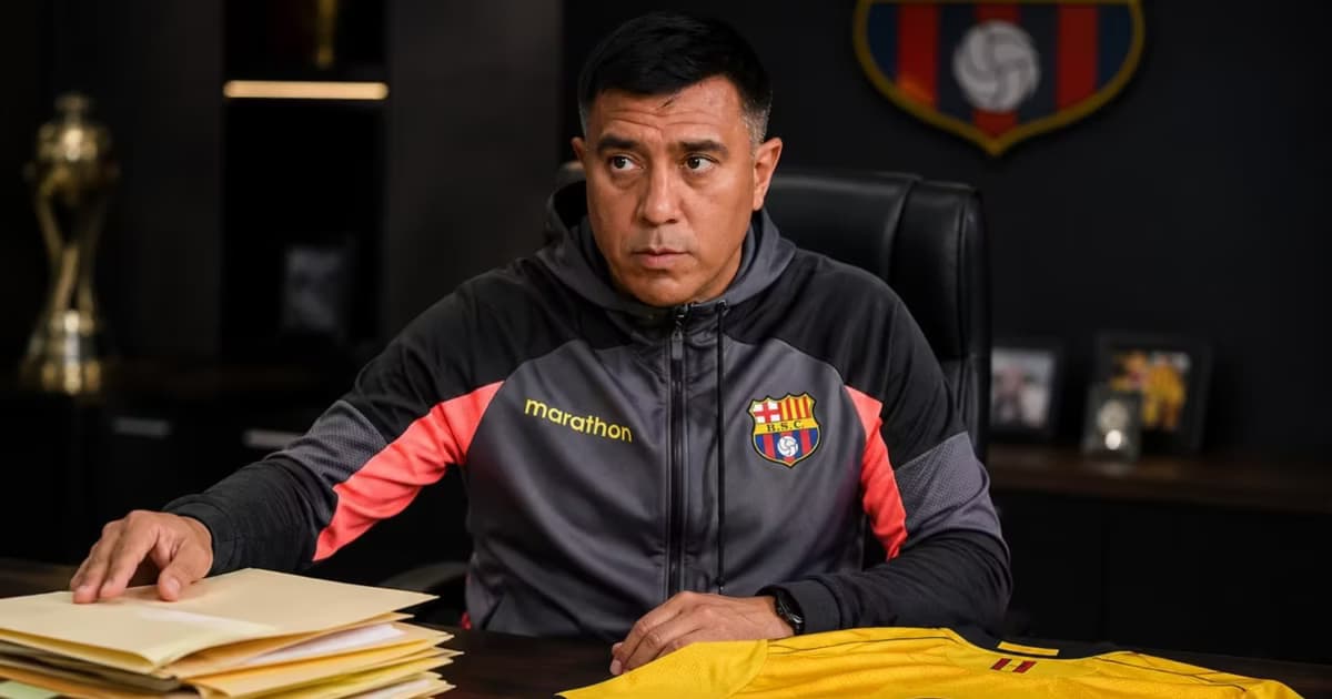 César Farías con carpetas de refuerzos