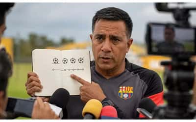César Farías se quejó de la seguidilla de partidos que tiene Barcelona SC