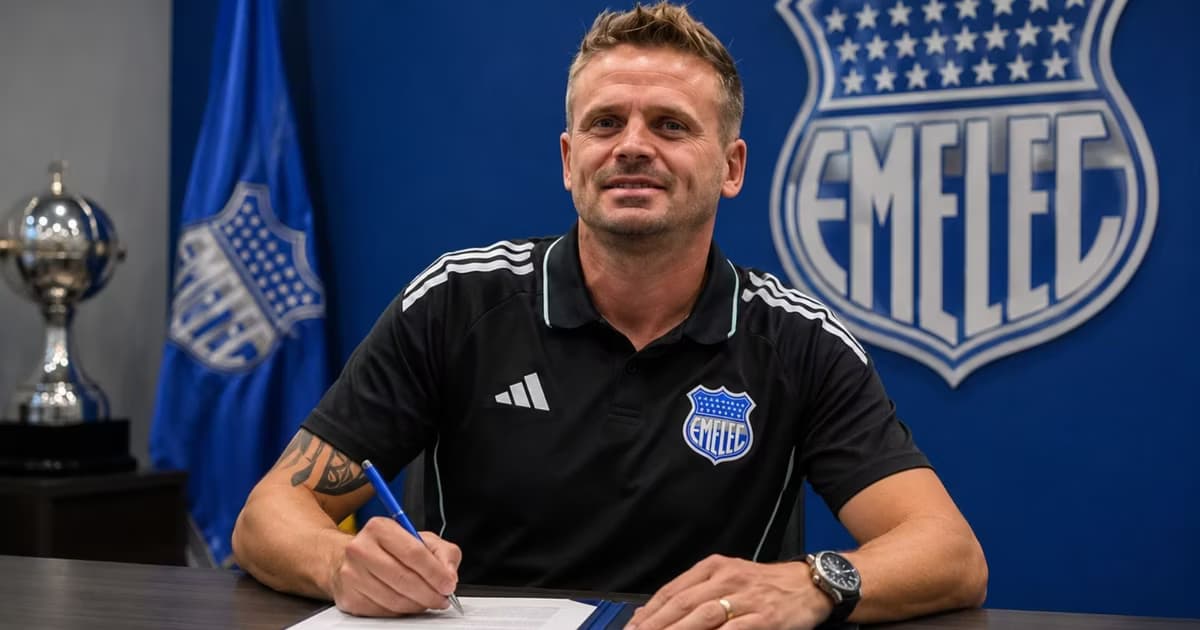 Cristian Nasuti firmando un contrato con Emelec