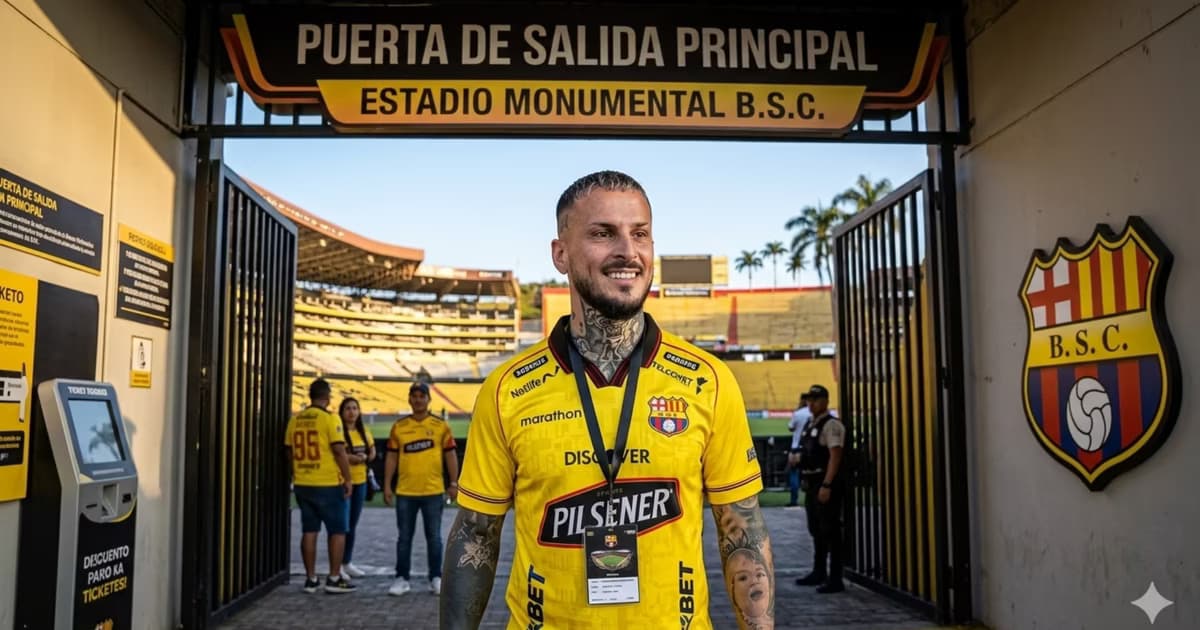 Dario Benedetto en la puerta de salida del Monumental